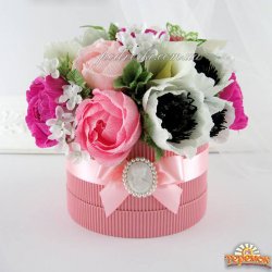 Цветы в коробке - букет с конфетами