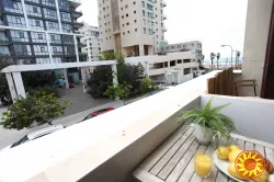 Квартира 2 комнаты с балконом у моря в Тель-Авиве в аренду.