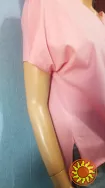 Жіноча футболка v виріз мис з кишенею та апликацієй паєтки котон персик-рожевий 46-48