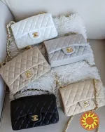 сумка Шанель на плече біла стьобана сумочка кроссбоді Chanel  AN52