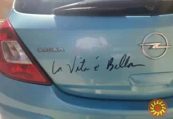 Стикер на авто La Vita E Bella Жизнь прекрасная Белая