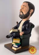 Шаржевая статуэтка человек с книгами. Шаржевые статуэтки под заказ.