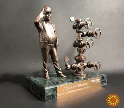 Подарочная статуэтка на заказ Нефтевик
