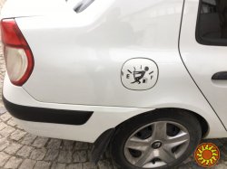 Наклейка на авто на крышку бака авто Черная, Белая светоотражающий эффект