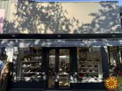 Продавець жіночого взуття в магазин