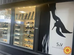 Продавець жіночого взуття в магазин