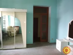 Сдам большую комнату в 3-ком.квартире в центре на ул Коблевской.