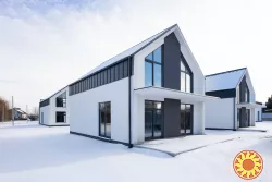 Сучасний барнхаус під Києвом із двома терасами та власною атмосферою