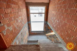 Сучасний барнхаус під Києвом із двома терасами та власною атмосферою