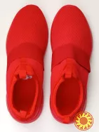 Новые яркие красные кроссовки – легкие и стильные.