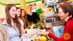 Продавець в магазин європродуктів.