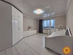 родається простора та доглянута 3-кімнатна квартира на комфортному поверсі цегляного будинку. Квартира дуже тепла, з приємною атмосферою —   повністю