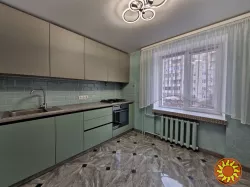 родається простора та доглянута 3-кімнатна квартира на комфортному поверсі цегляного будинку. Квартира дуже тепла, з приємною атмосферою —   повністю