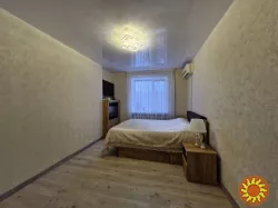 родається простора та доглянута 3-кімнатна квартира на комфортному поверсі цегляного будинку. Квартира дуже тепла, з приємною атмосферою —   повністю