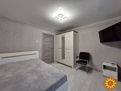 родається простора та доглянута 3-кімнатна квартира на комфортному поверсі цегляного будинку. Квартира дуже тепла, з приємною атмосферою —   повністю