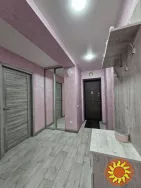 родається простора та доглянута 3-кімнатна квартира на комфортному поверсі цегляного будинку. Квартира дуже тепла, з приємною атмосферою —   повністю