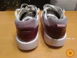 Женские кроссовки