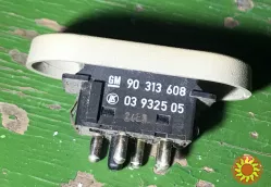 Бу кнопка люка Opel Vectra, Omega, Calibra, Senator 90313608, 03932505