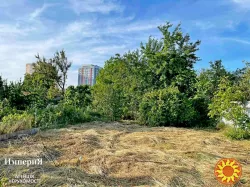 Півбудинку на Шевченка біля річки.Усі комунікації.5 соток.