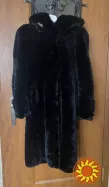 Чорна мутонова жіноча шуба з капюшоном