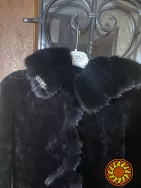 Чорна мутонова жіноча шуба з капюшоном