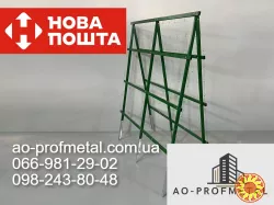 Двойная опора для винограда коричневого цвета.