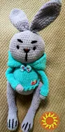 Зайчик в светрі з капішоном іграшка   м'яка в'язана  сувенір подарунок hand made ручна робота
