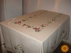 Скатерть льняная с 12 салфетками, вышиты гладью, с кружевом
