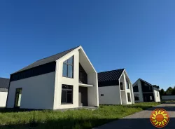 Сучасний барнхаус під Києвом із двома терасами та власною атмосферою