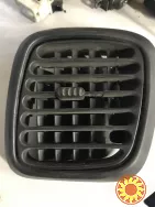 Бу дефлектор воздуховода правой двери Renault Laguna 1, 7700822838