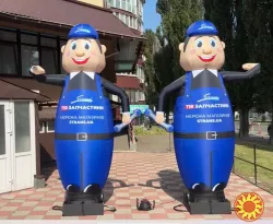 Человек машет на дороге, реклама в месте продаж 340 см