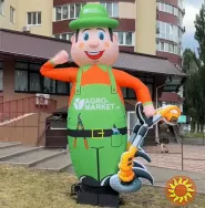 Человек машет на дороге, реклама в месте продаж 340 см