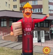 Человек машет на дороге, реклама в месте продаж 340 см