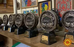 Ексклюзивні подарункові статуетки для партнерів агропромислової компанії