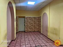 Помещение в Центре.Первый этаж.Фасад.Все коммуникации.