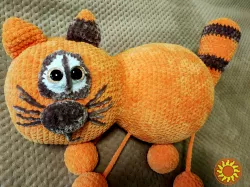 Іграшка велика м'яка в'язана Котик Кішечка помаранчева  ручна робота подарунок сувенір