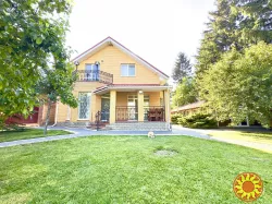 Продаж будинку в класичному стилі