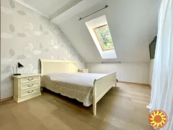 Продаж будинку в класичному стилі