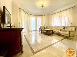 Продаж будинку в класичному стилі