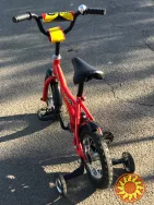 Пропонується міцний червоний велосипед у хорошому стані.