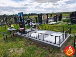 Огорожі прості на могилу.