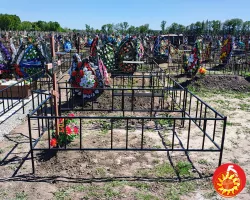 Огорожі прості на могилу.