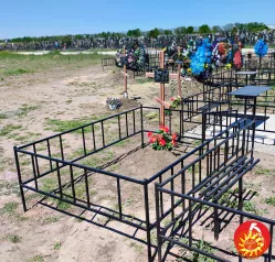 Огорожі прості на могилу.