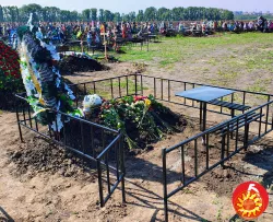 Огорожі прості на могилу.