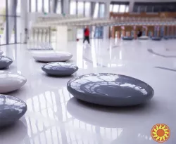 Художественная мебель в форме гальки для торговых центров под заказ.