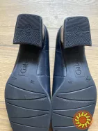 Сині темні шкіряні туфлі на низьких підборах Gabor