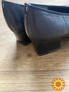 Сині темні шкіряні туфлі на низьких підборах Gabor