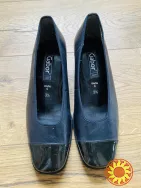 Сині темні шкіряні туфлі на низьких підборах Gabor