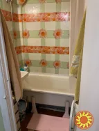 Пропонується до продажу однокімнатна квартира на Бочарова. Стільниковий проект, в кімнаті та кухні є балкон. Загальна площа 42 кв.м, видовий поверх. К