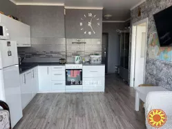 Продам красиву однокімнатну квартиру в новому будинку з видом на море.